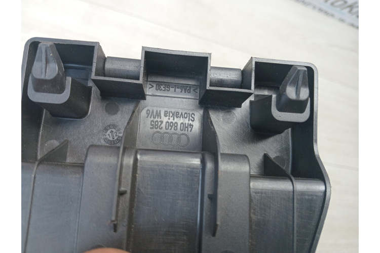 Кріплення знака аварійної зупинки Audi A8 [4H] 2010-2017 4H0860285