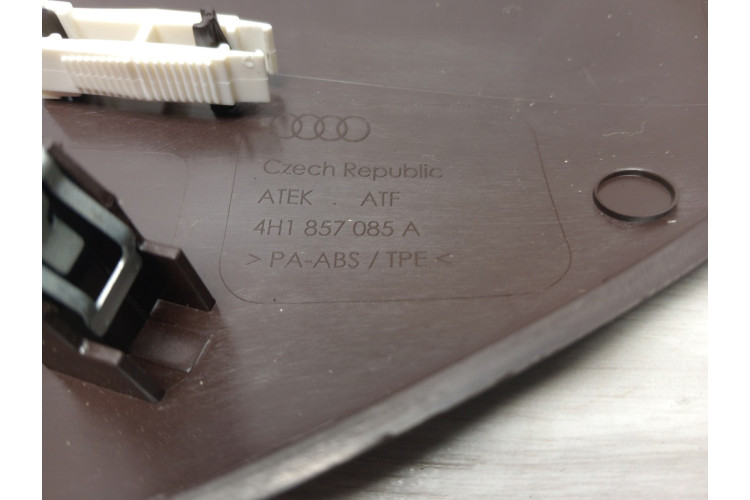 Бічна заглушка лев чорна Audi A8 [4H] 2010-2017 4H1857085A