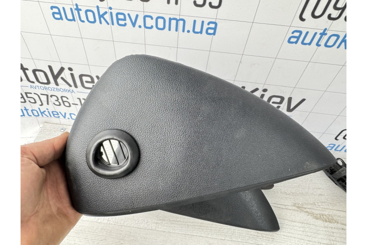 Бічна заглушка лев чорна Audi A8 [4H] 2010-2017 4H1857085A