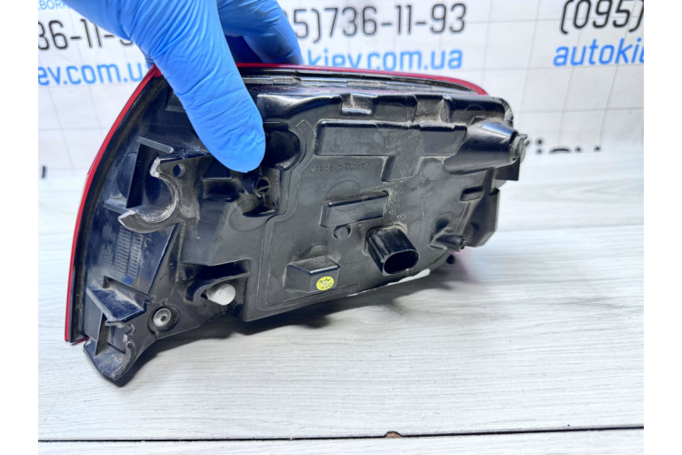 Фонарь задний левый вненший (отломаны крепления, отклеено стекло) Audi A8 [4H] 2010-2017 4H0945095J