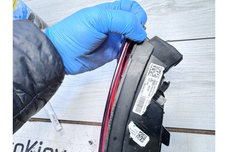 Фонарь задний левый вненший (отломаны крепления, отклеено стекло) Audi A8 [4H] 2010-2017 4H0945095J