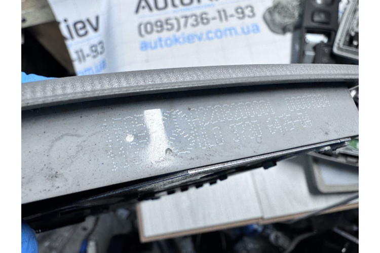 Плафон салонний задній (у відмінному стані оригінал) Mercedes Benz W220 1998-2005 A2208200301