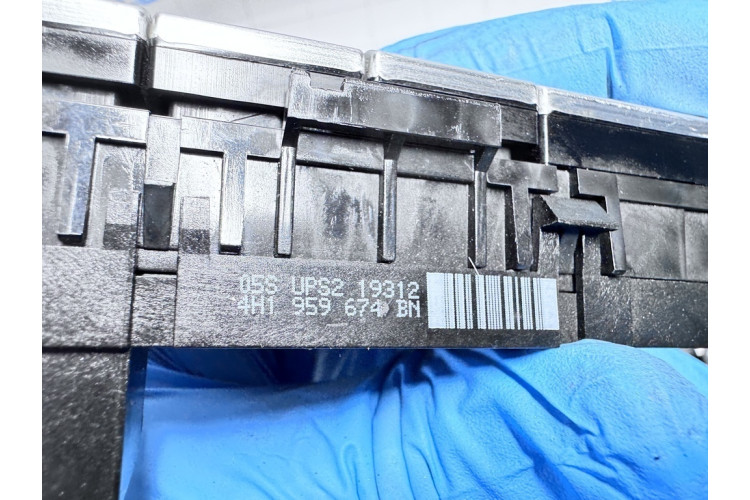 Блок кнопок центральної консолі Audi A8 [4H] 2010-2017 4H1959674BN