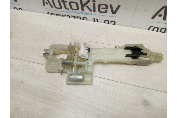 Кронштейн ручки дверей задньої лівої Kia Sportage 2016-2021 83655F1000