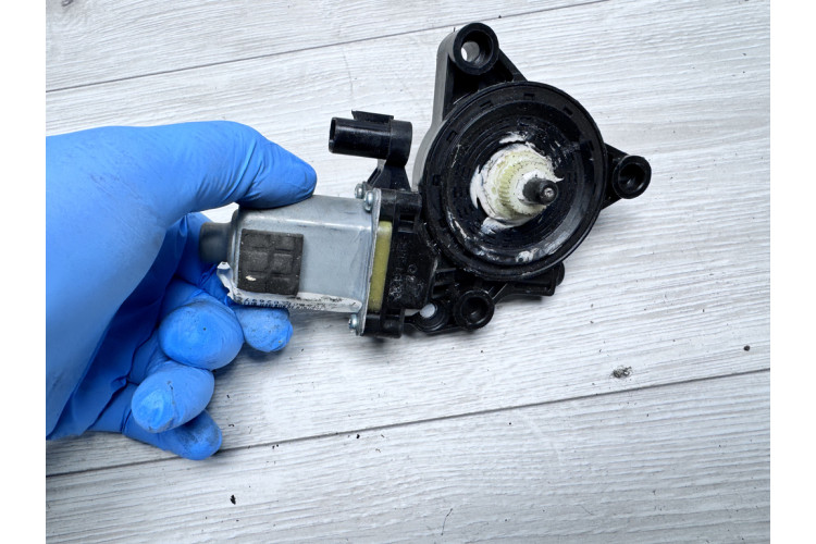 Електродвигун склопідйомника двері передньої лівої Kia Sportage 2016-2021 82450F1000