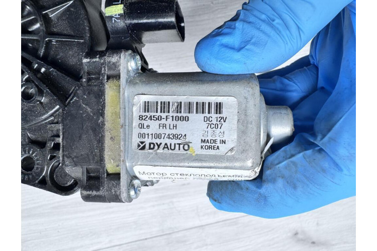 Електродвигун склопідйомника двері передньої лівої Kia Sportage 2016-2021 82450F1000