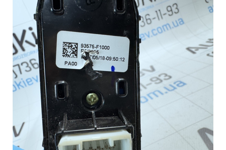 Блок кнопок склопідйомника передній правий Kia Sportage 2016-2021 93575F1000