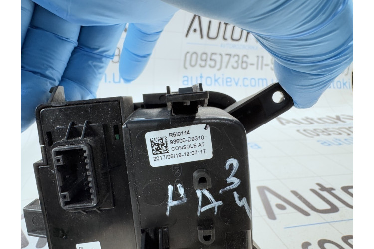 Блок кнопок управления (отломано крепление) Kia Sportage 2016-2021 93600D9310
