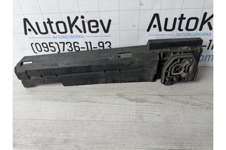 Дефлектор радиатора правый BMW f30 f31 f32 f33 f35 f36 17117600537