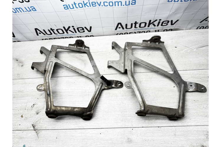 Кронштейн дополнительного радиатора Audi A8 D4 2010-2017 левый 4h0121240b