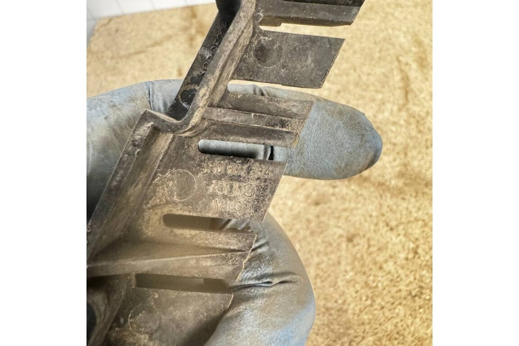 Напрямна переднього бампера права Audi A8 D4 2010-2017 4H0807284