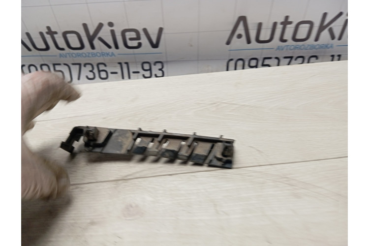 Напрямна переднього бампера права Audi A8 D4 2010-2017 4H0807284