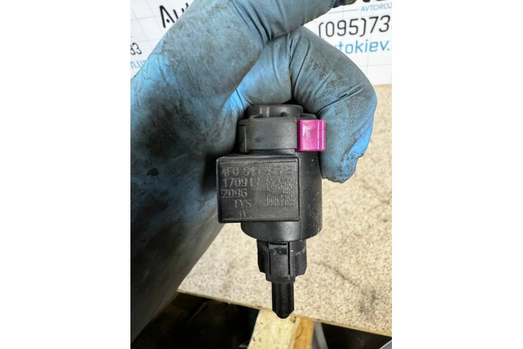 VAG датчик включения стопсигнала 4F0945459B