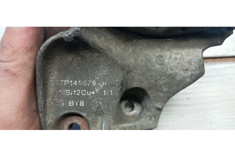 Кронштейн насоса підсилювача рульового керування Audi Q7 [4L] 2005-2015 07P145879H