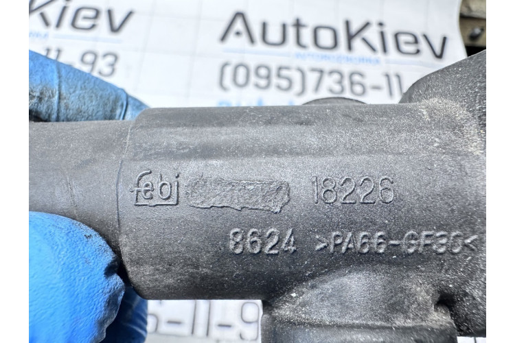 Фланец системы охлаждения (тройник) VW Golf II/Jetta II 1983-1992 18226 Фланец системы охлаждения (тройник) VW Golf II/Jetta II 1983-1992 18226