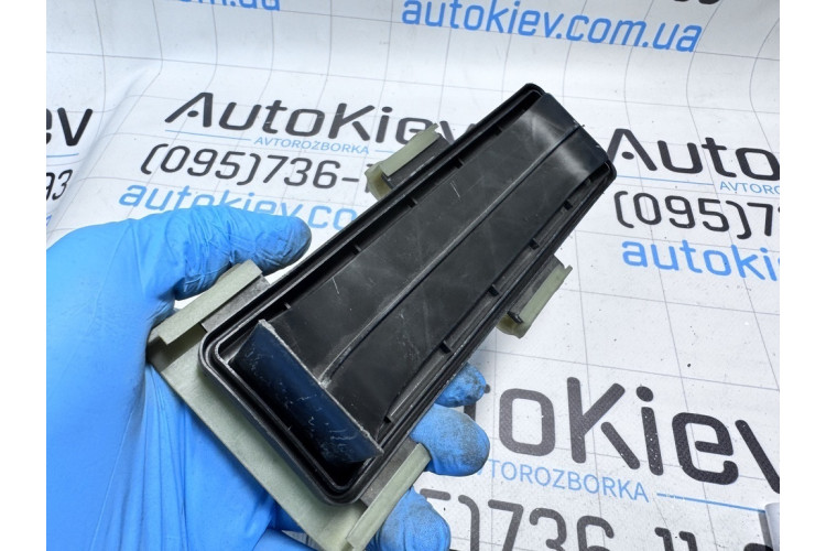 Крышка фильтра угольного Mercedes Benz W220 1998-2005 9041220807 Крышка фильтра угольного Mercedes Benz W220 1998-2005 9041220807