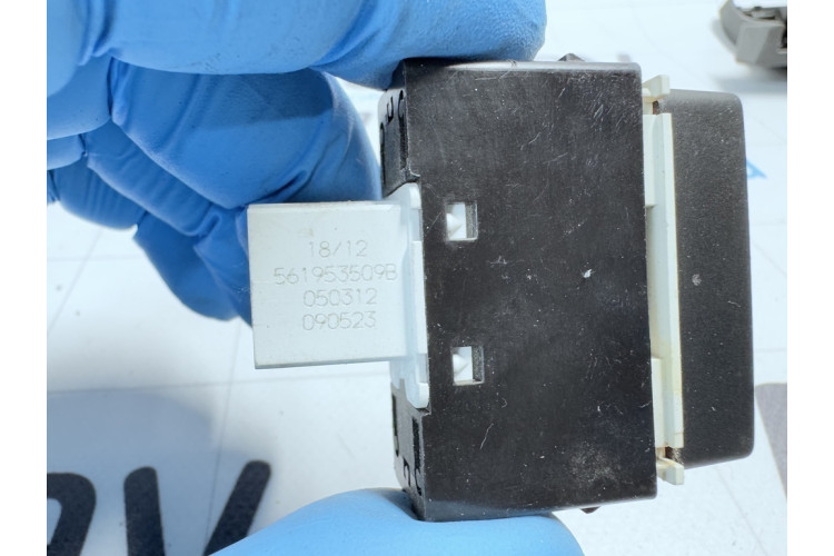 Кнопка аварийной сигнализации VW Passat [B7] 2011-2015 561953509B