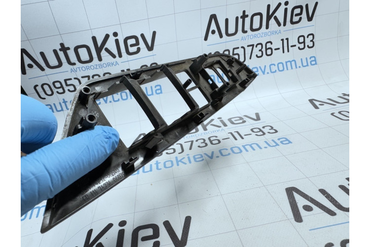 Накладка кнопок склопідйомника Toyota Auris (E15) 2006-2012 7423206640 Накладка кнопок склопідйомника Toyota Auris (E15) 2006-2012 7423206640