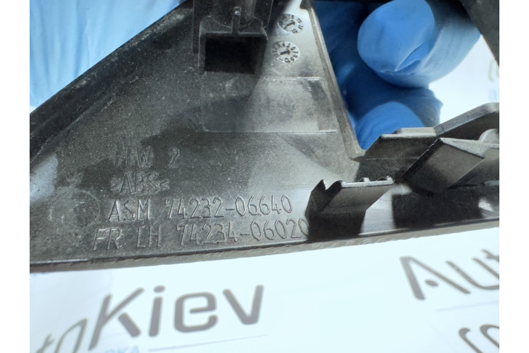 Накладка кнопок склопідйомника Toyota Auris (E15) 2006-2012 7423206640 Накладка кнопок склопідйомника Toyota Auris (E15) 2006-2012 7423206640