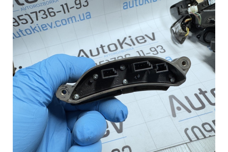 Кнопки руля правые бежевые Mercedes Benz W220 1998-2005 A2208208010 Кнопки руля правые бежевые Mercedes Benz W220 1998-2005 A2208208010