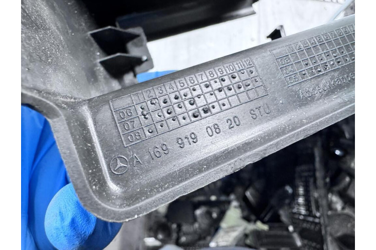 Захист правої рейки сидіння Mercedes Benz A-Class W169 2004-2012 A1699190820 Захист правої рейки сидіння Mercedes Benz A-Class W169 2004-2012 A1699190820