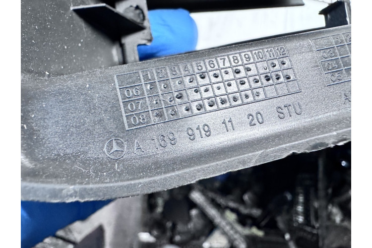 Крышка направляющей сиденья правая Mercedes Benz A-Class W169 2004-2012 A1699191120