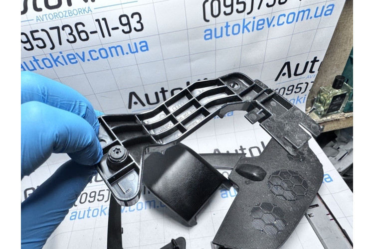 Напрямна ременя ліва Audi A8 [4H] 2010-2017 4H0857817