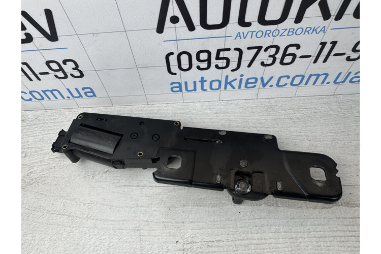 Петля-зачіп (відповідна частина замку двері задньої (багажний 3/5-й)) Audi A8 [4H] 2010-2017 4H0827383