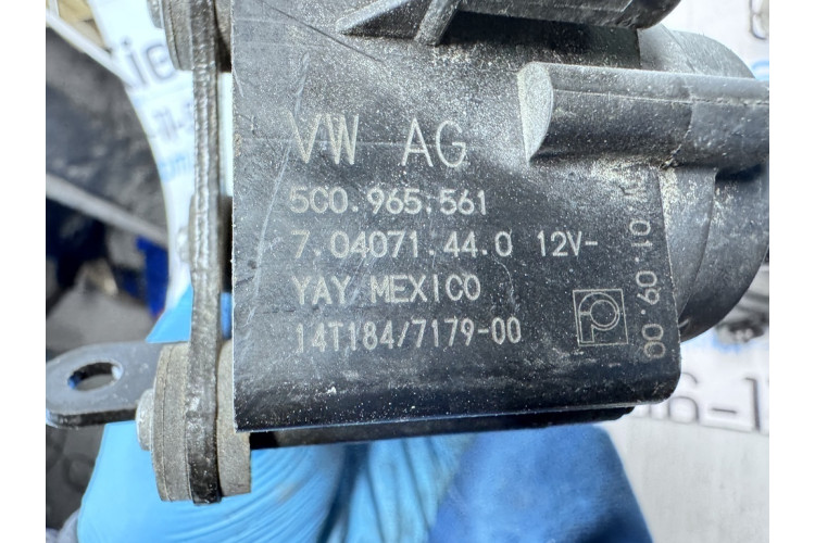 Насос стеклоомывателя VW Golf VI 2009-2013 5C0965561