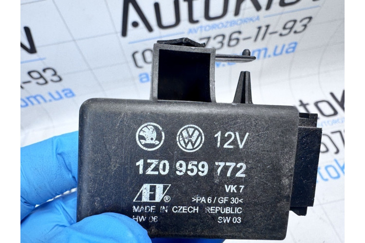 Блок керування підігрівом сидінь VW Polo 2001-2009 1Z0959772