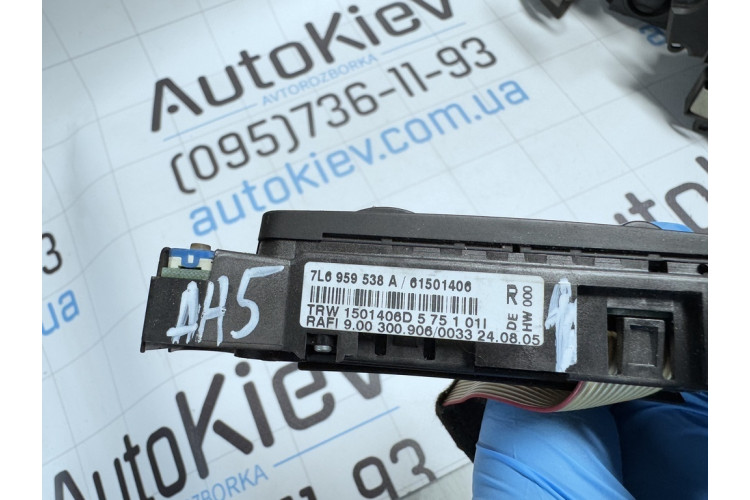 Кнопоки мультируля права сторона VW Touareg 2002-2010 7L6959538A