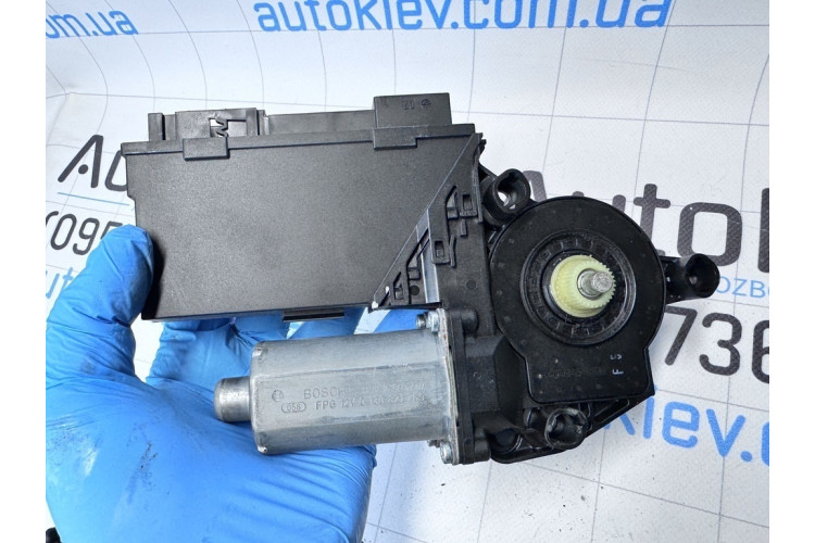 Мотор склопідйомника двері задньої лівої Volkswagen Touareg 3D0959795E Мотор склопідйомника двері задньої лівої Volkswagen Touareg 3D0959795E