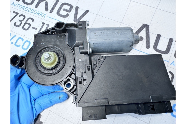 Мотор стеклоподъемника двери передней правой Volkswagen Touareg 3D1959792E