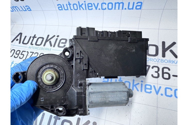 Мотор стеклоподъемника двери передней левой Volkswagen Touareg 3D1959793E