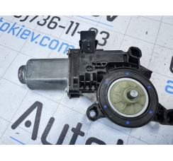 Мотор склопідйомника двері передньої правої Skoda Fabia Mk2