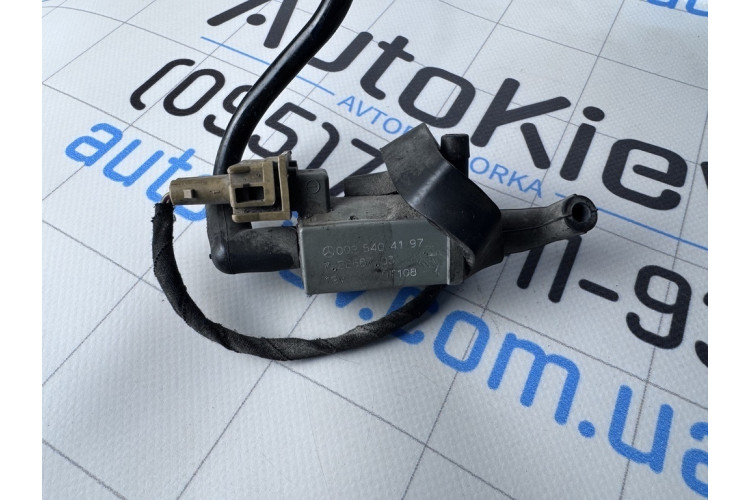 Перемикаючий клапан системи подачі повітря Mercedes-Benz CL W215 A0025404197