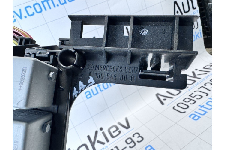 Блок запобіжників відсіку моторного Mercedes-Benz W245 2005-2011 A1695450001