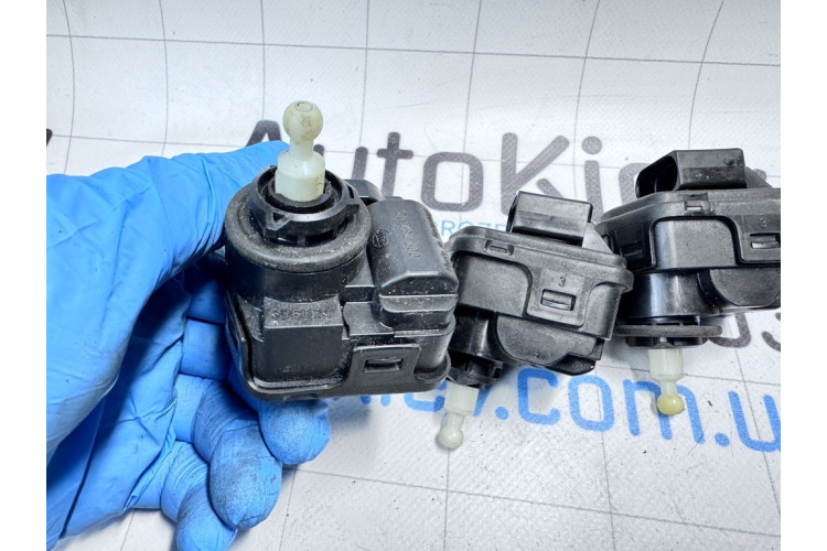 Корректор фар Audi A6 S6 C5 4B (1997-2005) 8L0941295