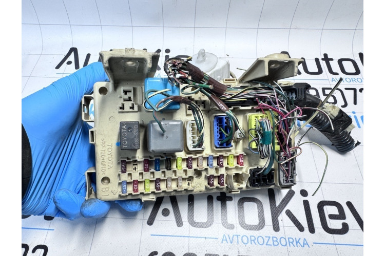 Блок запобіжників Toyota Avensis T250 2003-2009 82641CA010F