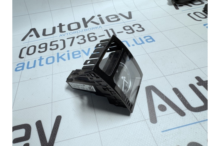 Годинник Volkswagen Passat B7 2011-2015 561919204B Годинник Volkswagen Passat B7 2011-2015 561919204B