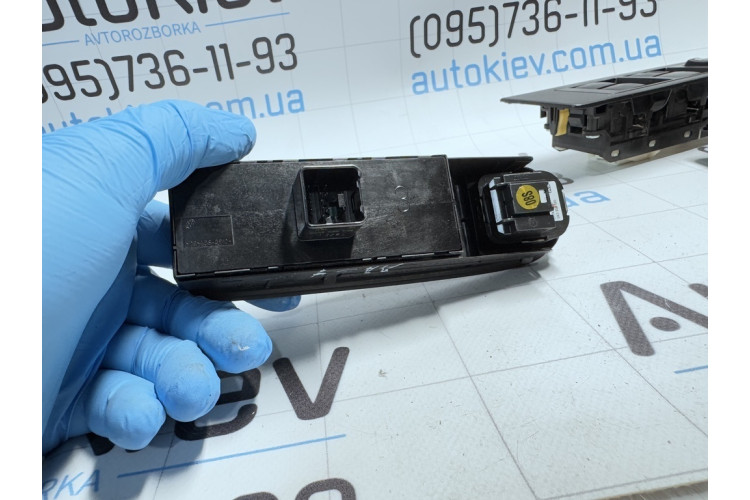 Панель (накладка блоку керування склопідйомником передня ліва) Volkswagen Golf VI 2009-2013 5K0867255A Панель (накладка блоку керування склопідйомником передня ліва) Volkswagen Golf VI 2009-2013 5K0867255A