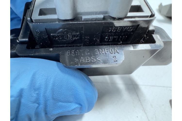 Перемикач підігріву сидінь Nissan Leaf I 2010-2017 689TC3NF0A