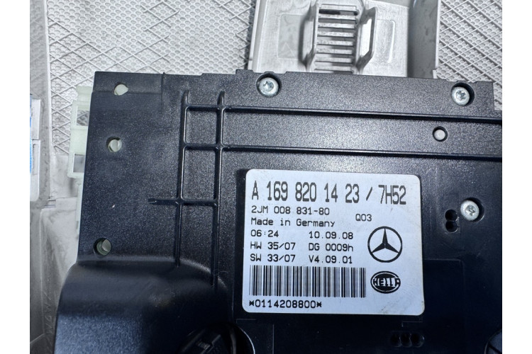 Плафон освещения салона Mercedes Benz W245 2005-2011 A1698201423