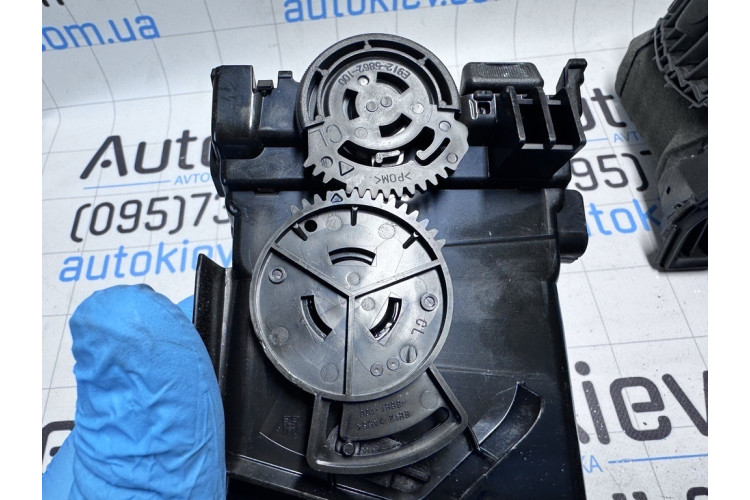 Дефлектор салона Nissan Leaf I 2010-2017 687513NA0A