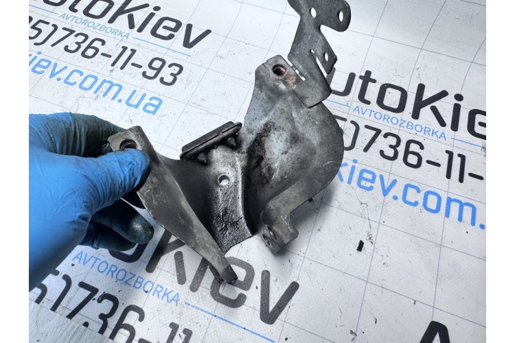 Кронштейн подушки (опори) двигуна Audi A8 S8 D4 4H 2010-2017 4H0399060B