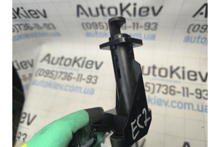 Кронштейн кріплення бічної панелі багажника Mercedes-Benz W169 2004-2012 A1696900338 Кронштейн кріплення бічної панелі багажника Mercedes-Benz W169 2004-2012 A1696900338