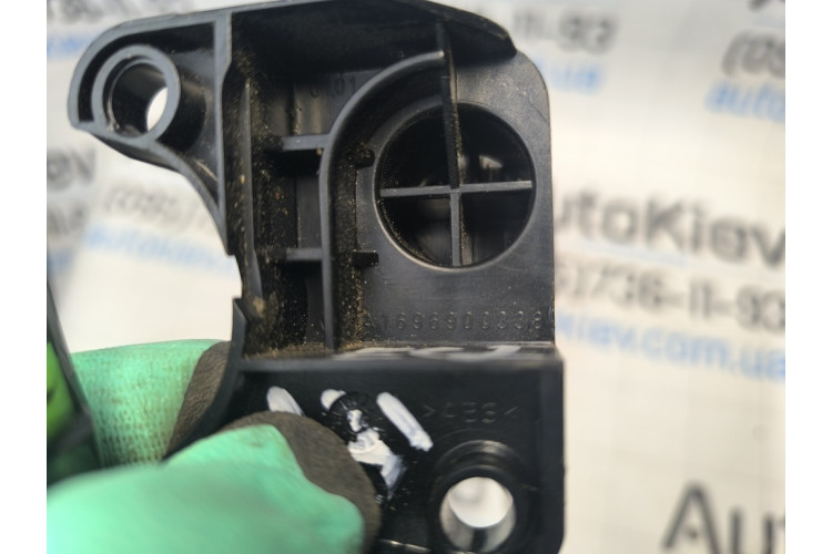 Кронштейн кріплення бічної панелі багажника Mercedes-Benz W169 2004-2012 A1696900338 Кронштейн кріплення бічної панелі багажника Mercedes-Benz W169 2004-2012 A1696900338