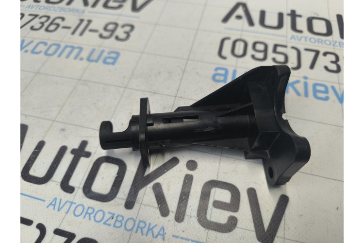 Кронштейн кріплення бічної панелі багажника Mercedes-Benz W169 2004-2012 A1696900338 Кронштейн кріплення бічної панелі багажника Mercedes-Benz W169 2004-2012 A1696900338