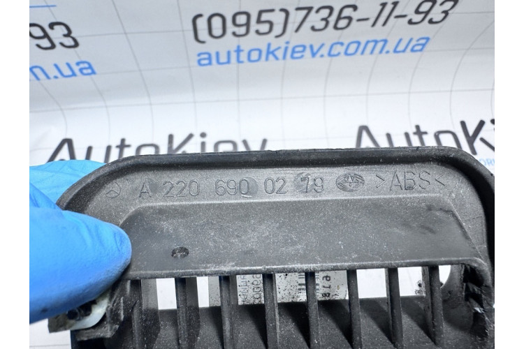 Вентиляційна решітка панелі приладів Mercedes-Benz S W220 1998-2005 A2206900279 Вентиляційна решітка панелі приладів Mercedes-Benz S W220 1998-2005 A2206900279