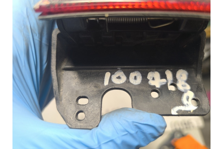 Крышка порта зарядки Tesla Model S 2012-2017 1007189 Крышка порта зарядки Tesla Model S 2012-2017 1007189